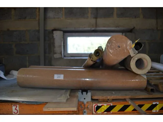 3 rollen kurk ondervloer voor laminaat 10m x 1m x 2mm , 1 rol waterisolatie - afbeelding 1 van  6