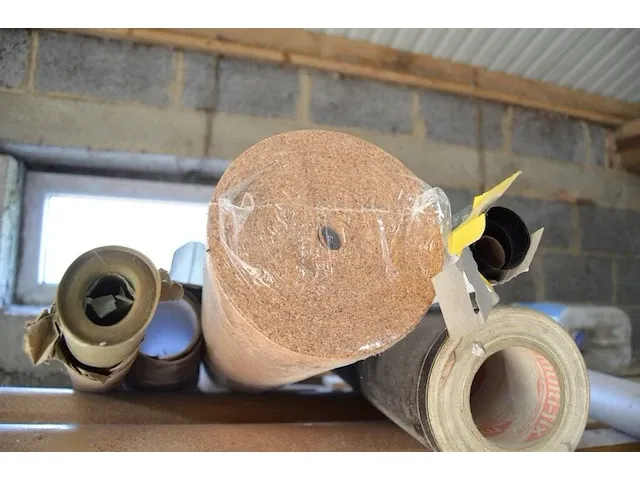 3 rollen kurk ondervloer voor laminaat 10m x 1m x 2mm , 1 rol waterisolatie - afbeelding 4 van  6