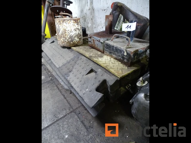 3 rubberen verkeersdrempels, 4 gewichten (parasol, prieel, ..) - afbeelding 2 van  6