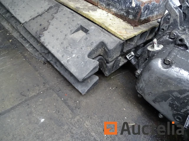 3 rubberen verkeersdrempels, 4 gewichten (parasol, prieel, ..) - afbeelding 3 van  6