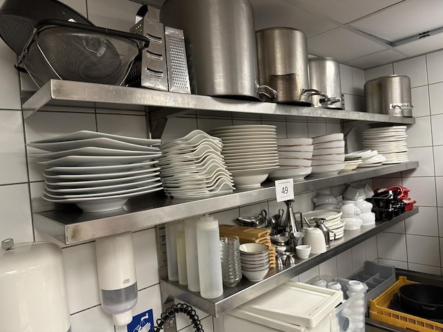 3 rvs schappen + inhoud - afbeelding 1 van  3