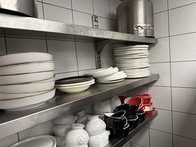 3 rvs schappen + inhoud - afbeelding 2 van  3