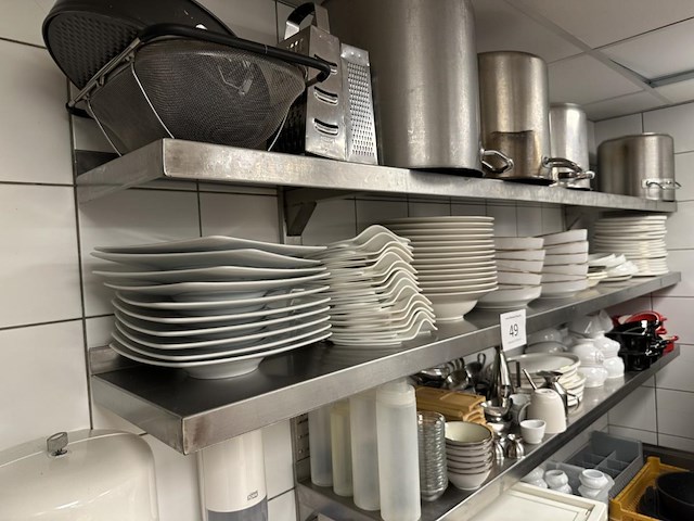 3 rvs schappen + inhoud - afbeelding 3 van  3