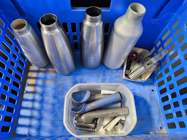 3 slagroomspuiten isi plus enige toebehoren en diversen - afbeelding 3 van  3