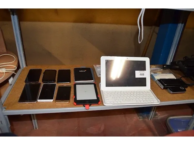 3 smartphontes samsung, 3 diverse smartphones, e-reader tolino, tablet icon met toebehoren, 4 powerbanks - afbeelding 1 van  8
