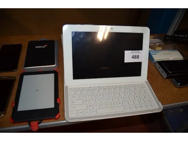 3 smartphontes samsung, 3 diverse smartphones, e-reader tolino, tablet icon met toebehoren, 4 powerbanks - afbeelding 3 van  8