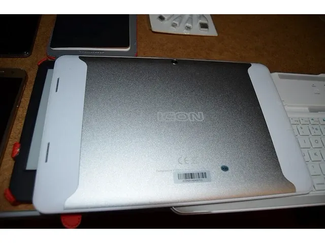 3 smartphontes samsung, 3 diverse smartphones, e-reader tolino, tablet icon met toebehoren, 4 powerbanks - afbeelding 4 van  8
