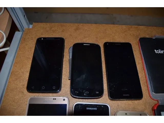 3 smartphontes samsung, 3 diverse smartphones, e-reader tolino, tablet icon met toebehoren, 4 powerbanks - afbeelding 7 van  8