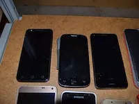 3 smartphontes samsung, 3 diverse smartphones, e-reader tolino, tablet icon met toebehoren, 4 powerbanks - afbeelding 7 van  8