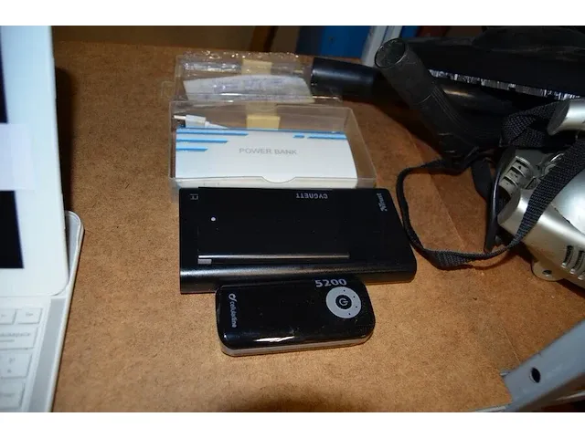 3 smartphontes samsung, 3 diverse smartphones, e-reader tolino, tablet icon met toebehoren, 4 powerbanks - afbeelding 8 van  8