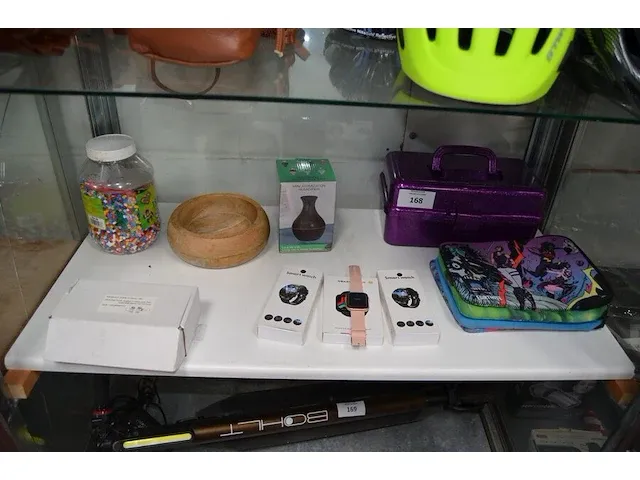 3 smartwatches , mini vernevelaar, naaikistje, h valve mat zwart, houten schaal, 4 tablet hoezen, kralen hama - afbeelding 1 van  11