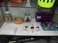 3 smartwatches , mini vernevelaar, naaikistje, h valve mat zwart, houten schaal, 4 tablet hoezen, kralen hama