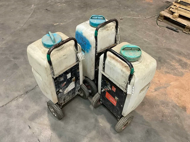 3 sproeiers / elektrische spuitwagens - afbeelding 1 van  3