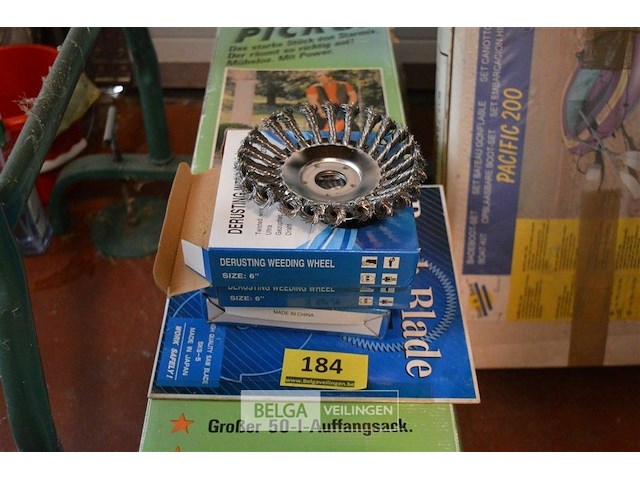 3 staalborstels, 1 driekampmes - afbeelding 1 van  2