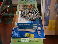 3 staalborstels, 1 driekampmes - afbeelding 1 van  2