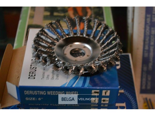 3 staalborstels, 1 driekampmes - afbeelding 2 van  2