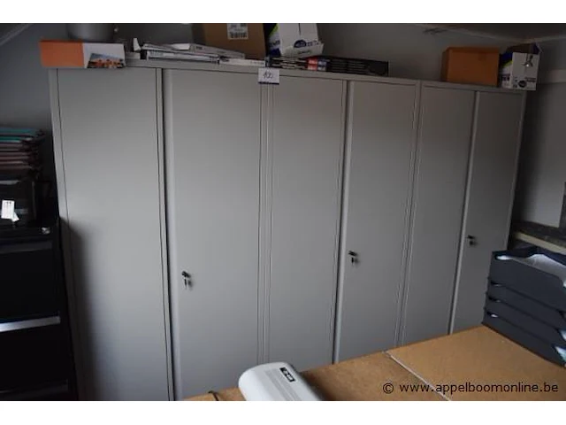 3 stalen dossierkasten (staande op eerste verdieping) - afbeelding 1 van  1