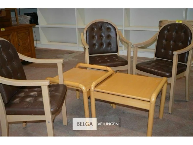 3 stoelen en 2 bijzettafeltjes - afbeelding 1 van  4