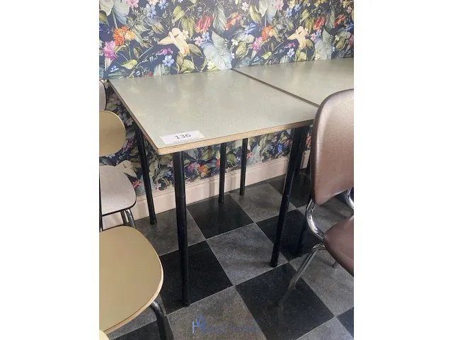 3 tafels en 6 stoelen - afbeelding 4 van  5