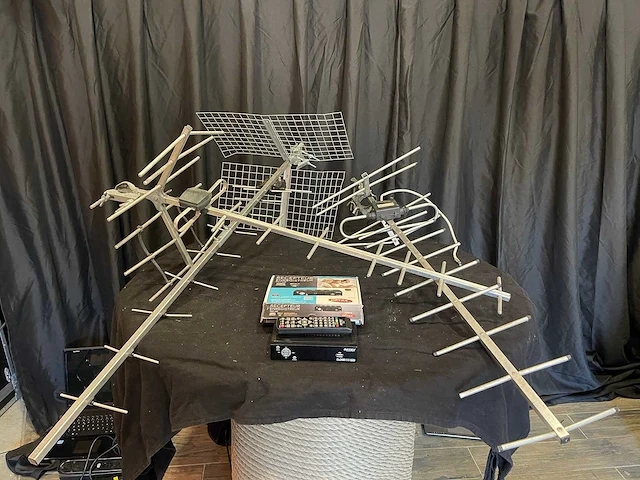 3 tv-antennes + tnt-box met afstandsbediening - afbeelding 1 van  1