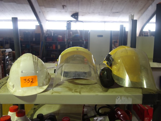 3 veiligheidshelmen - afbeelding 1 van  1