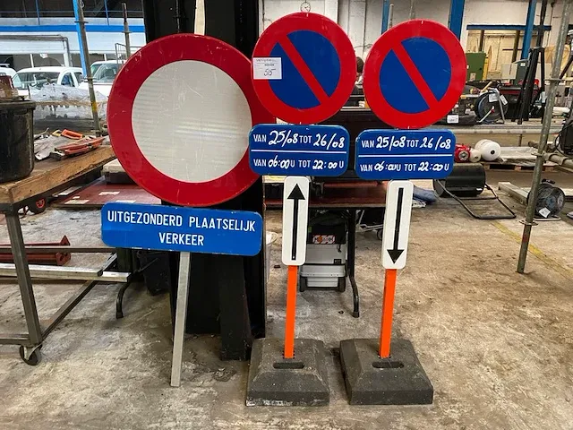 3 verkeersborden + 2 voeten - afbeelding 1 van  2
