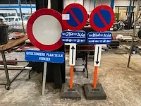 3 verkeersborden + 2 voeten - afbeelding 1 van  2