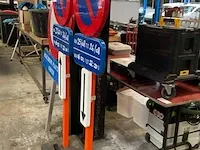 3 verkeersborden + 2 voeten - afbeelding 2 van  2