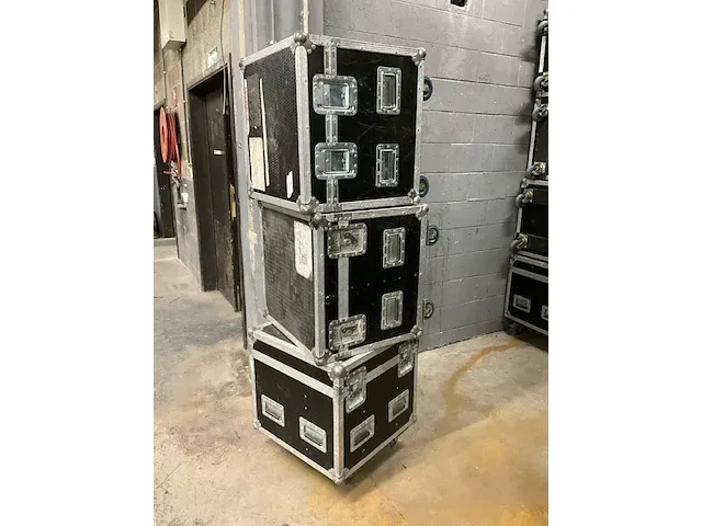 3 verrijdbare flightcases, afm plm 59 x 59 x 68cm - afbeelding 2 van  3