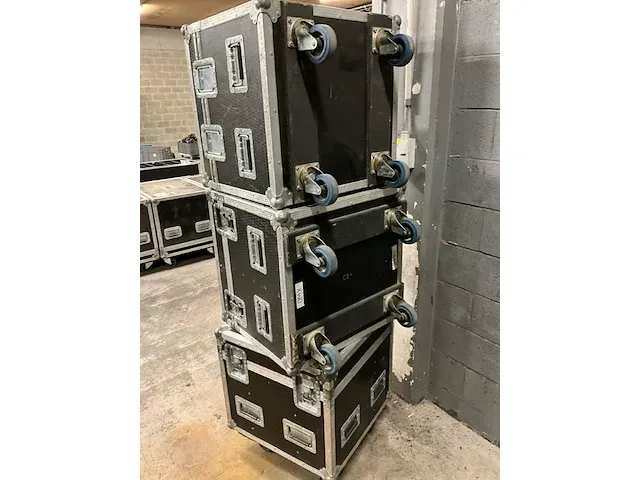 3 verrijdbare flightcases, afm plm 59 x 59 x 68cm - afbeelding 3 van  3