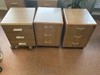 3 verrijdbare houten ladekasten - afbeelding 1 van  3