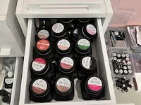 3 verrijdbare ladenkastjes compleet met inhoud - afbeelding 11 van  16