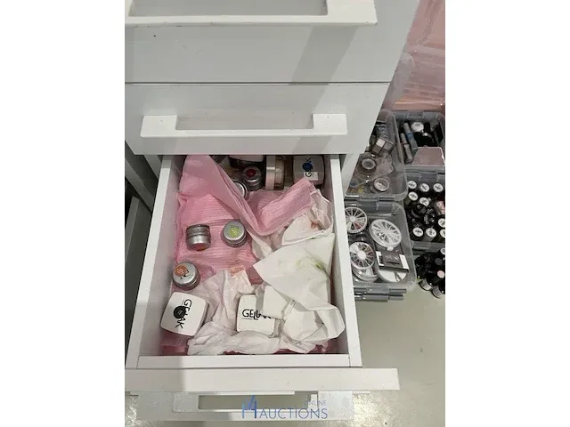 3 verrijdbare ladenkastjes compleet met inhoud - afbeelding 14 van  16