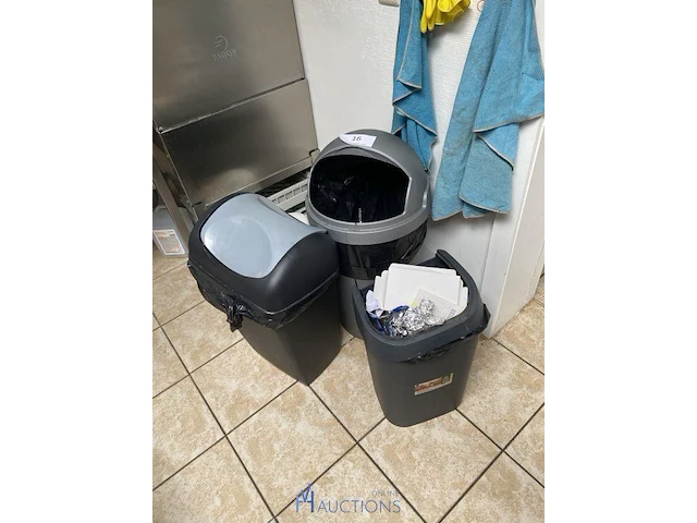 3 vuilcontainers - afbeelding 1 van  4