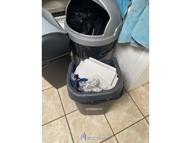 3 vuilcontainers - afbeelding 2 van  4