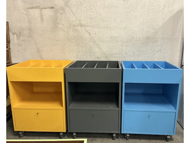 3 x gekleurde kastjes op wielen, presentatie, grote schuif onderaan - afbeelding 1 van  4