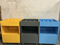 3 x gekleurde kastjes op wielen, presentatie, grote schuif onderaan - afbeelding 1 van  4