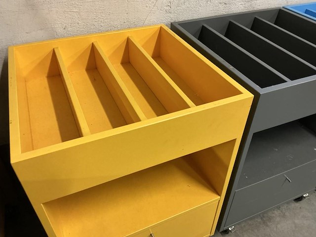 3 x gekleurde kastjes op wielen, presentatie, grote schuif onderaan - afbeelding 2 van  4