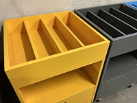 3 x gekleurde kastjes op wielen, presentatie, grote schuif onderaan - afbeelding 2 van  4