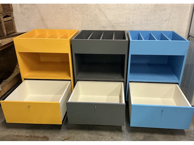 3 x gekleurde kastjes op wielen, presentatie, grote schuif onderaan - afbeelding 3 van  4