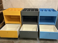 3 x gekleurde kastjes op wielen, presentatie, grote schuif onderaan - afbeelding 3 van  4