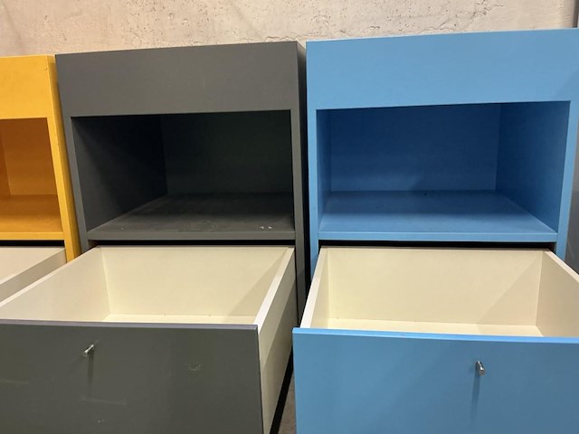 3 x gekleurde kastjes op wielen, presentatie, grote schuif onderaan - afbeelding 4 van  4