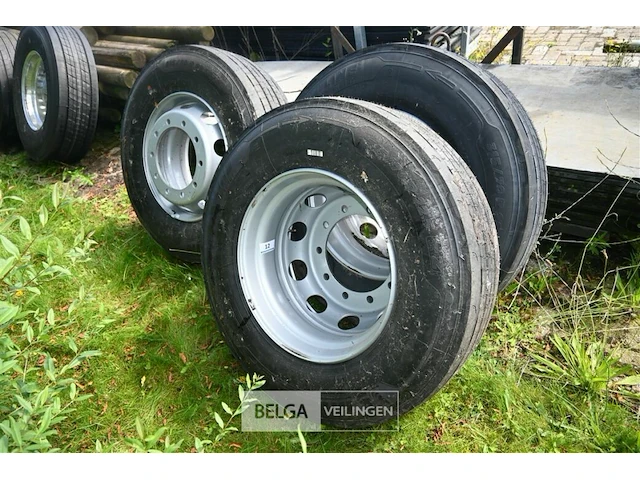 3 x michelin vrachtwagenband + velg - afbeelding 1 van  6