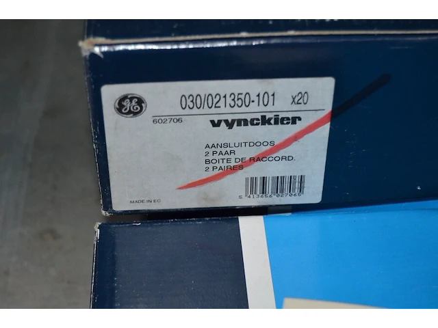 3 zaklampen, drukspuit geizhals 12l , schoorsteenkap, ca. 70 opbouwkastjes tv/fm, ca. 200 stekkers jack 6/4, ca. 9 amp certi-seal coaxial coupling closure, ca. 60 aansluitdoosjes - afbeelding 5 van  11