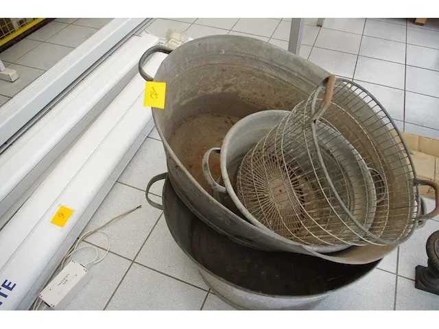 3 zinken kuipen en mand - afbeelding 1 van  1