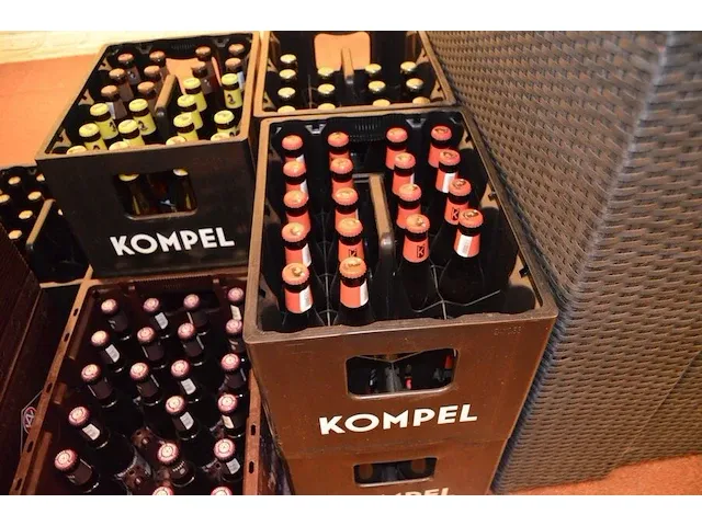 30 fl. wilderen cuve clarisse 33cl, 44 fl. wilderen 33cl, 21 fl. la trappe dubbel 33cl, 20 fl. la trappe blond 33cl, 12 fl. la trappe quadruppel 33cl, 46 fl. la trappe tripel 33cl , 24 fl. bruse zot 33cl - afbeelding 2 van  11