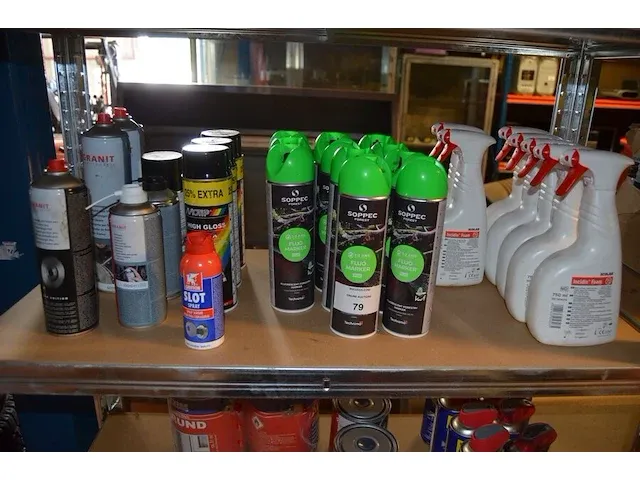 30 verf producten, 2 metalen rekken, kuisdoeken, doos vet, 5 jerrycans (9,10,12,14,15) - afbeelding 2 van  15