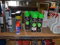 30 verf producten, 2 metalen rekken, kuisdoeken, doos vet, 5 jerrycans (9,10,12,14,15) - afbeelding 2 van  15