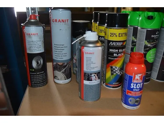 30 verf producten, 2 metalen rekken, kuisdoeken, doos vet, 5 jerrycans (9,10,12,14,15) - afbeelding 3 van  15