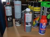 30 verf producten, 2 metalen rekken, kuisdoeken, doos vet, 5 jerrycans (9,10,12,14,15) - afbeelding 3 van  15